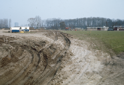 824471 Afbeelding van de aanleg van het terrein van Sportvereniging Kampong aan de Laan van Maarschalkerweerd te Utrecht.